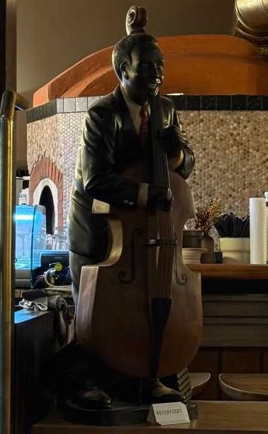 Statue eines Cellospielers