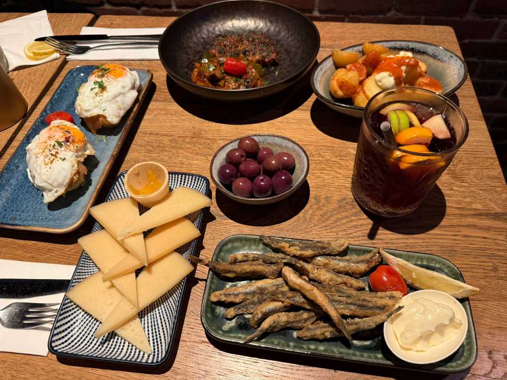 Tisch mit verschiedene Tapas