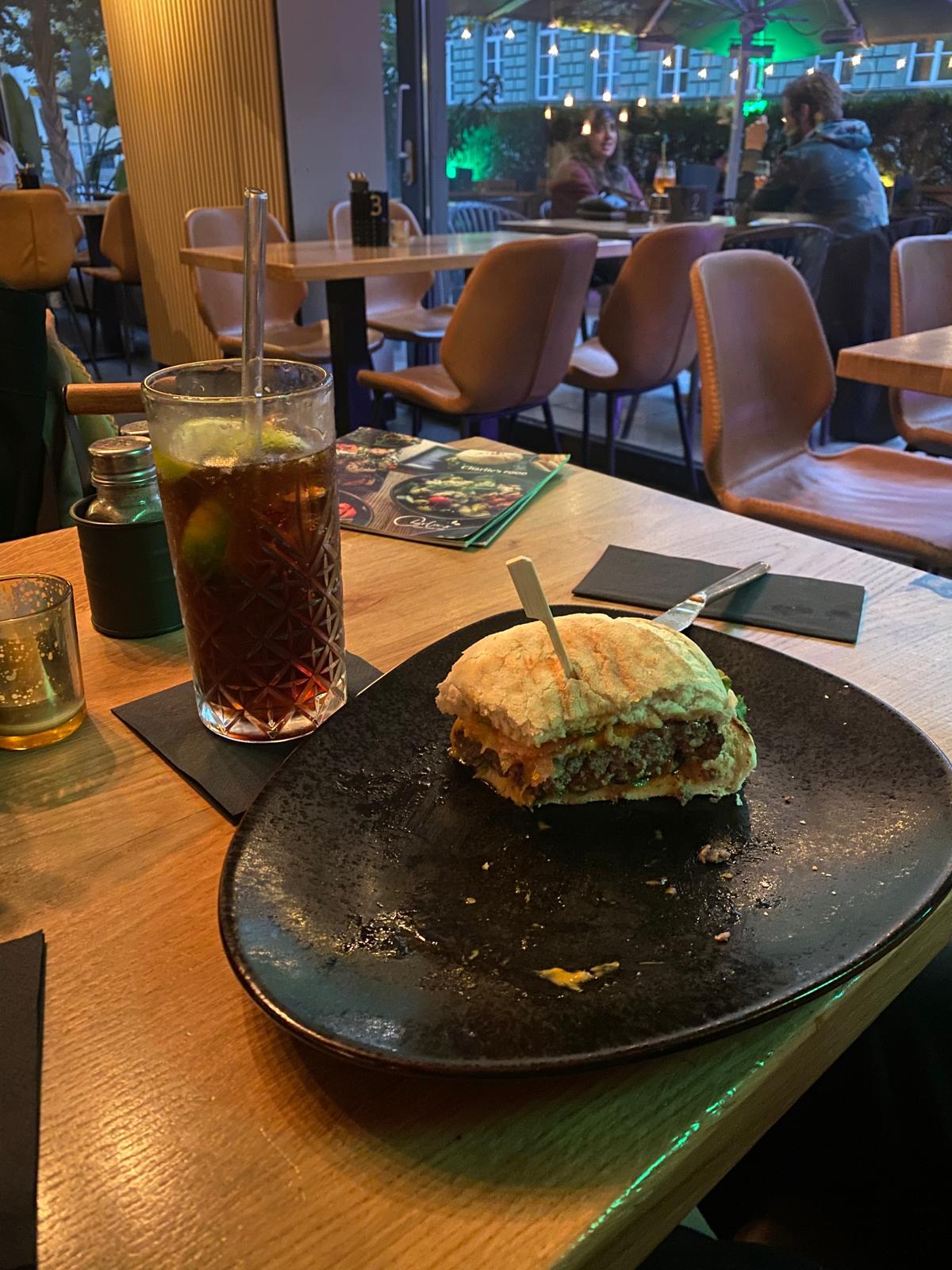 Burger mit Cocktail