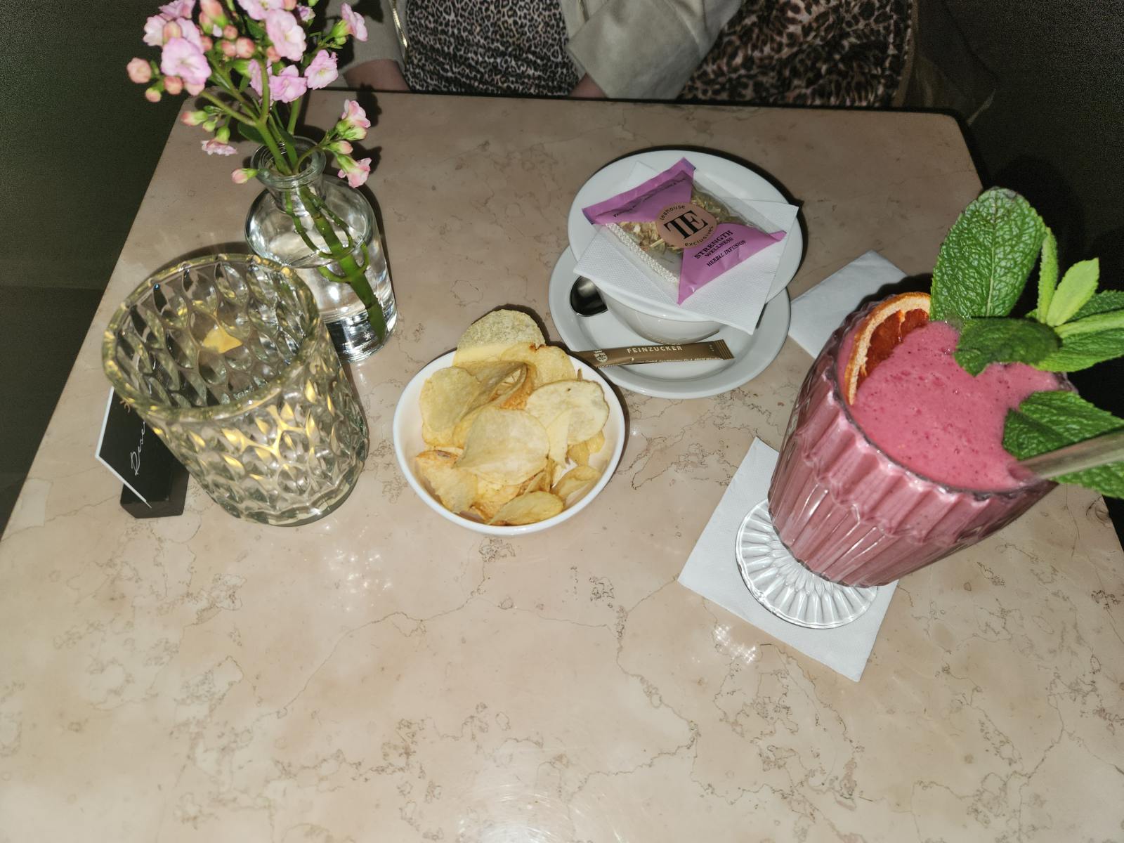 'Pink Dragon'-Smoothie und Grüntee