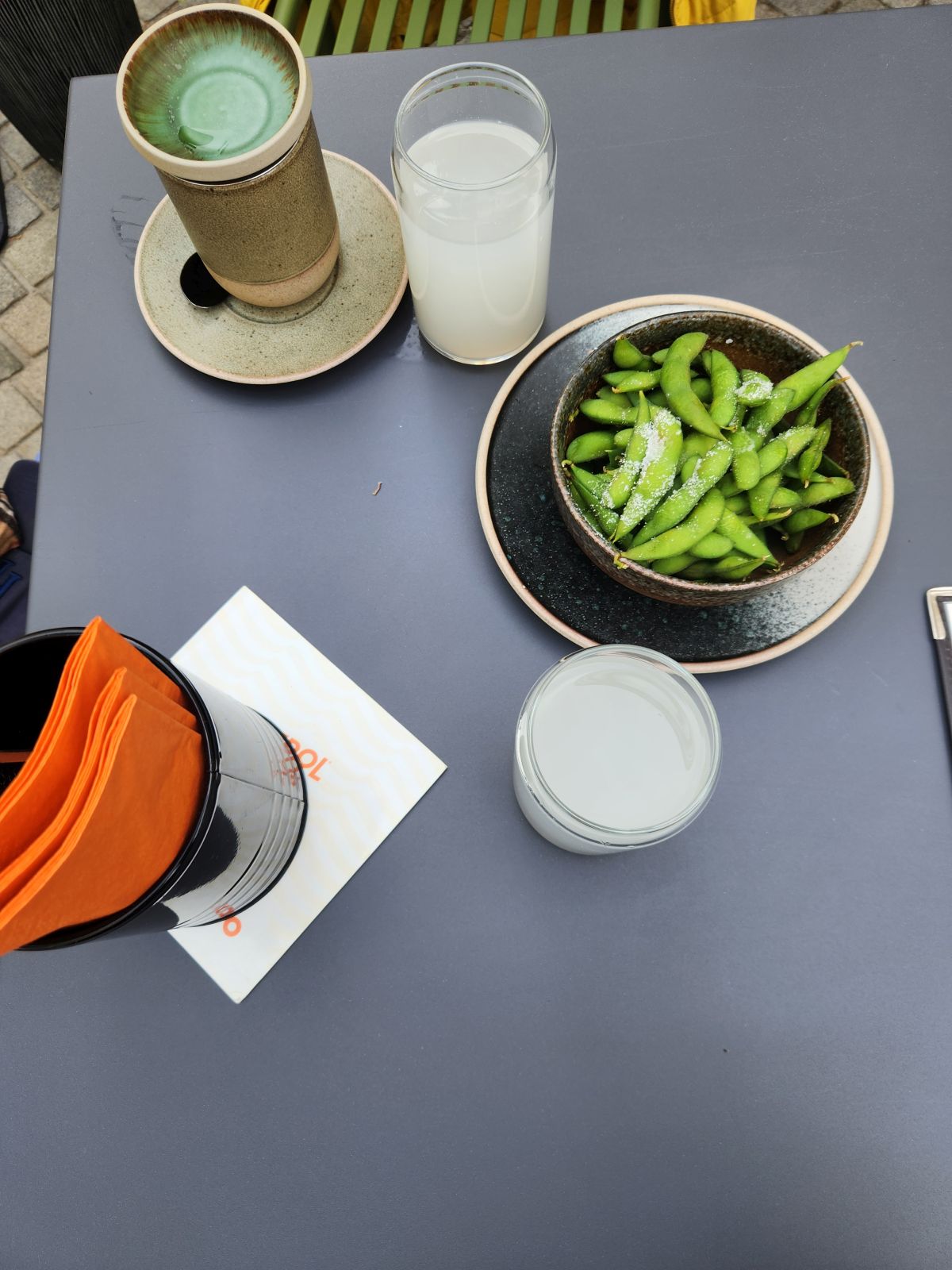 gesalzene Edamame, Lycheeschorlen und grüner Tee