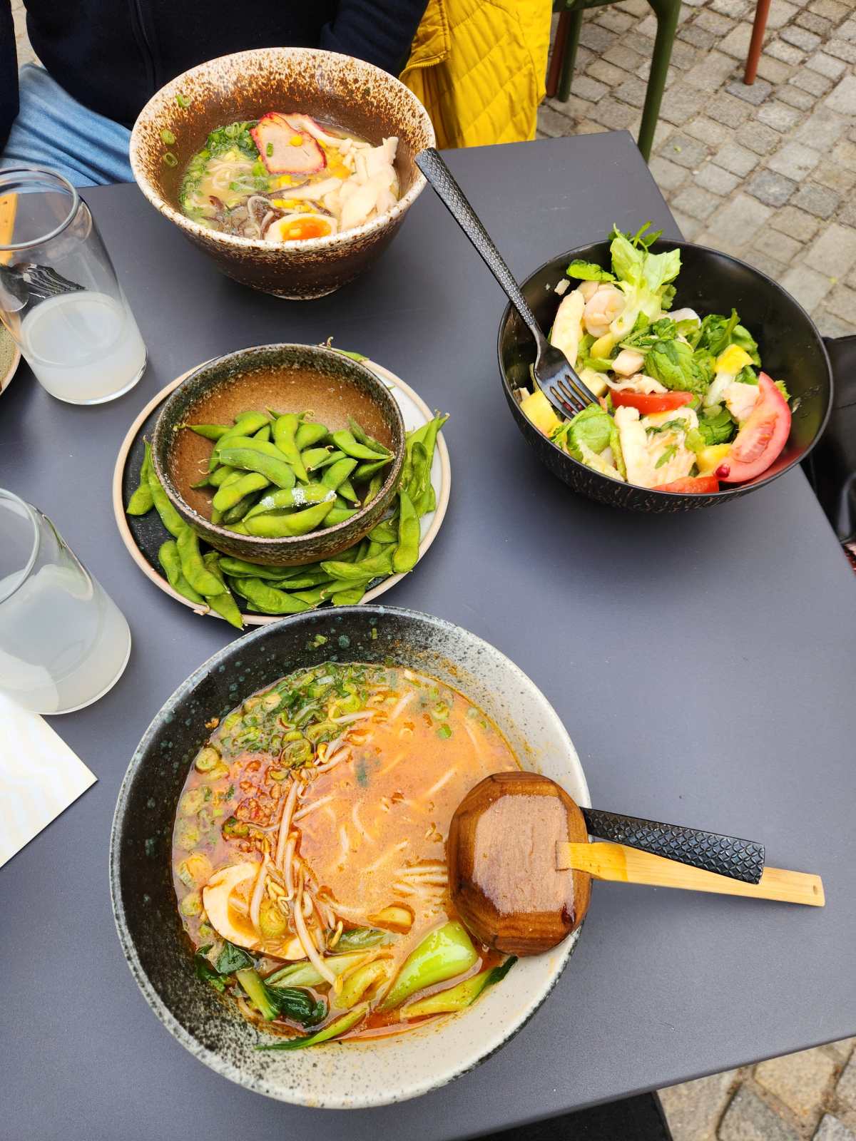 Miso, Spicy Tantan Men und Pineapple-Chicken-Salad